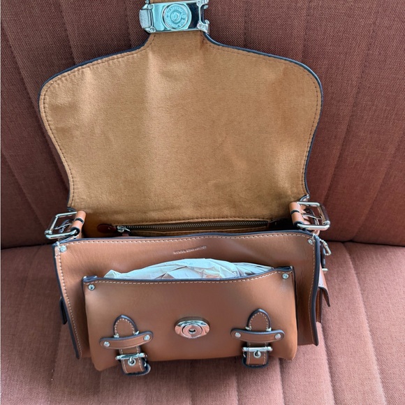 Stylish Tan Leather Crossbody Bag - Picture 3 of 4